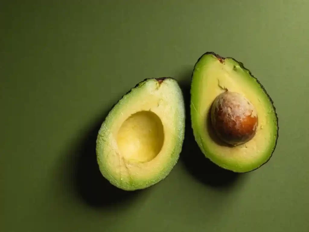 10 Alimentos esenciales para combatir la celulitis 10 Alimentos esenciales para combatir la celulitis: aguacate