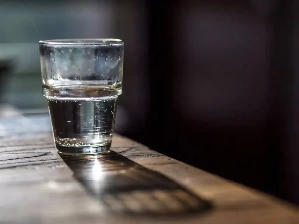 10 Alimentos esenciales para combatir la celulitis 10 Alimentos esenciales para combatir la celulitis: agua