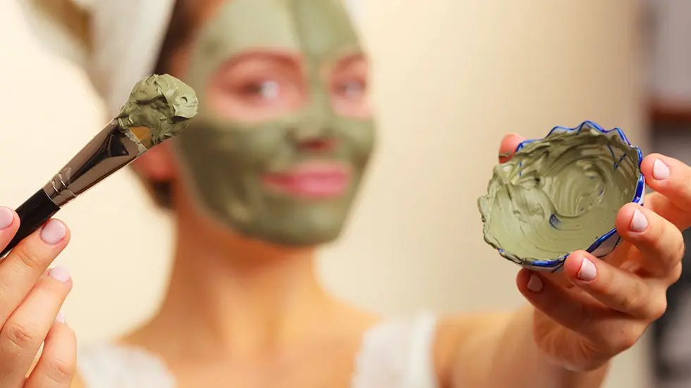 rejuvenecimiento-facial-con-mascarilla-de-arcilla como hacer un rejuvenecimiento facial con mascarilla de arcilla